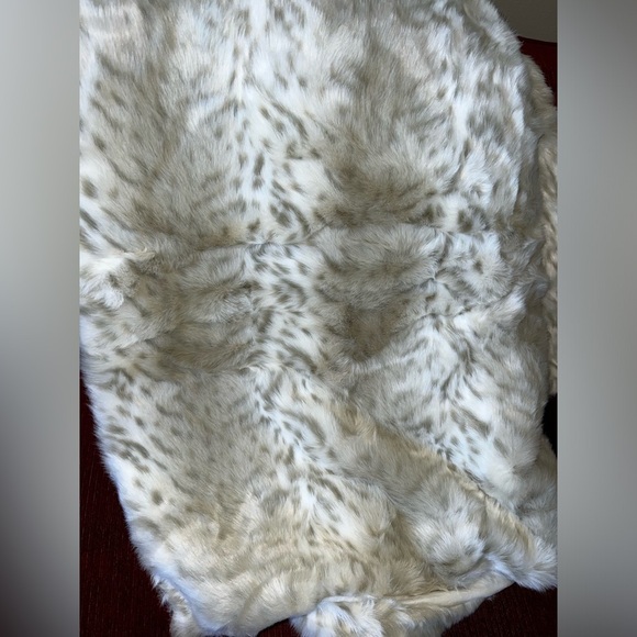 NWOT Limited Edition Lynx Faux Fur Throw 60”x72” - Picture 7 of 11